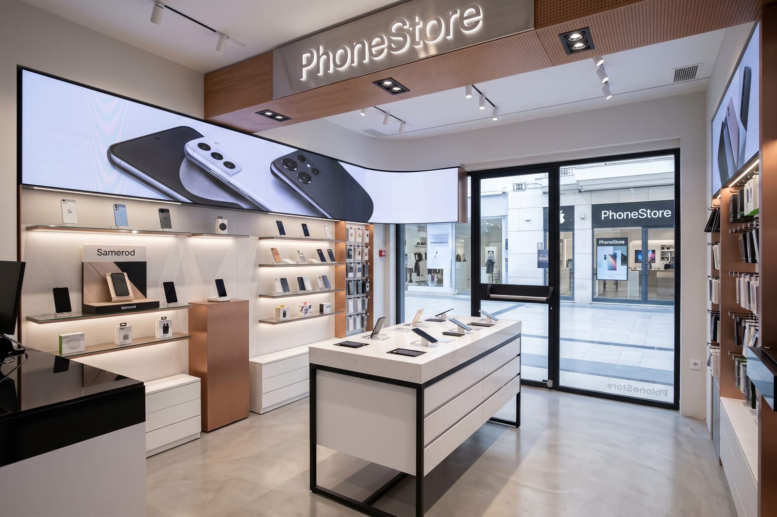 Intérieur du magasin Maroc Phone à Casablanca — smartphones et accessoires